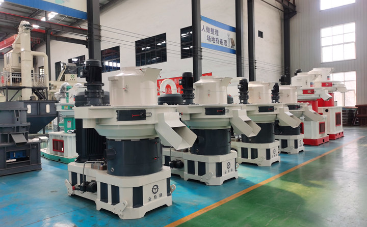 山東金格瑞顆粒機廠家負責免費提供制粒生產(chǎn)線方案，為每一位客戶進行試機；產(chǎn)品使用中，我們給客戶提供“保姆式”服務，定期進行電話回訪，定期進行現(xiàn)場專訪；讓您在產(chǎn)品使用過程中，放心、安心、舒心